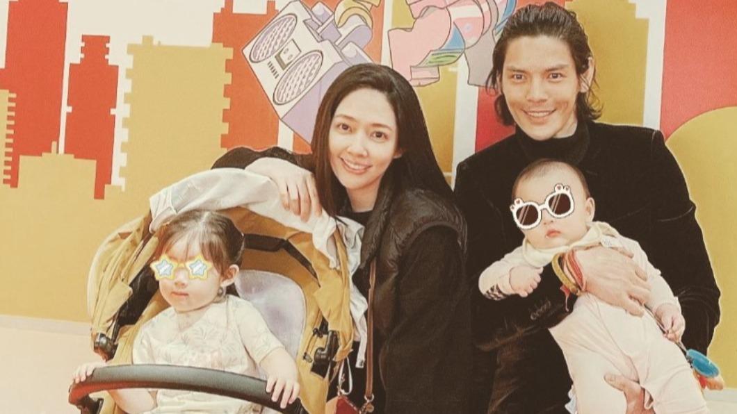 郭碧婷地位超穩!向佐消失半年現身 甜曬1家4口全家福