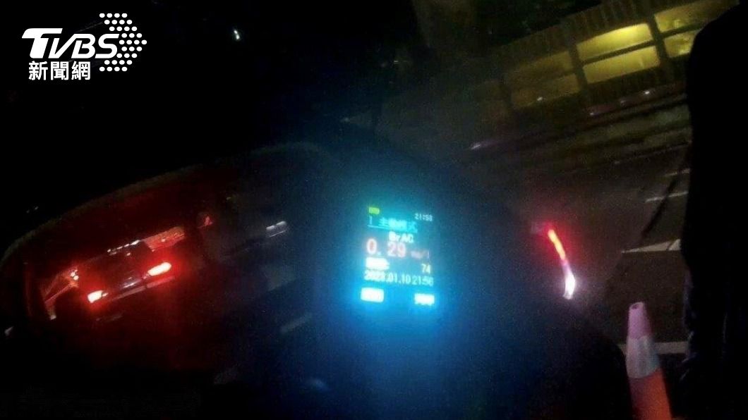 閉男的酒測值超標,當場被警方逮捕 。(圖/TVBS)