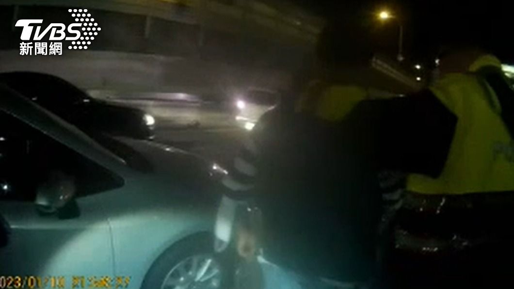閉男涉嫌公共危險罪,被警方帶回偵辦。(圖/TVBS)