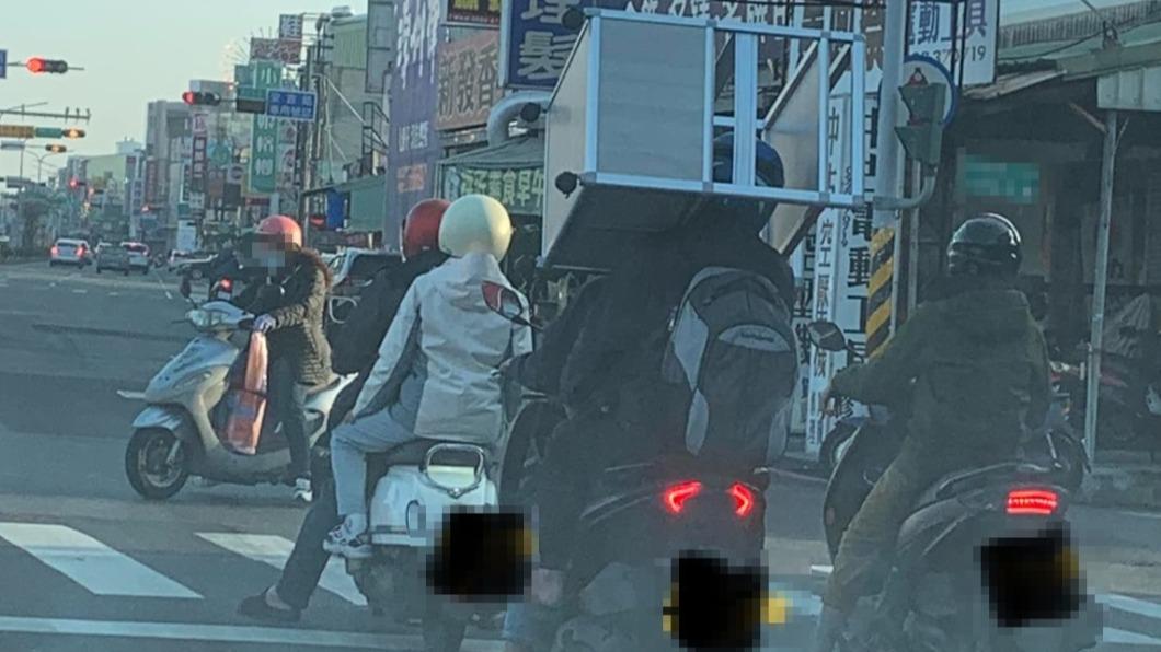 網友分享雙載機車的奇葩舉動。（圖／翻攝自「路上觀察學院」臉書）