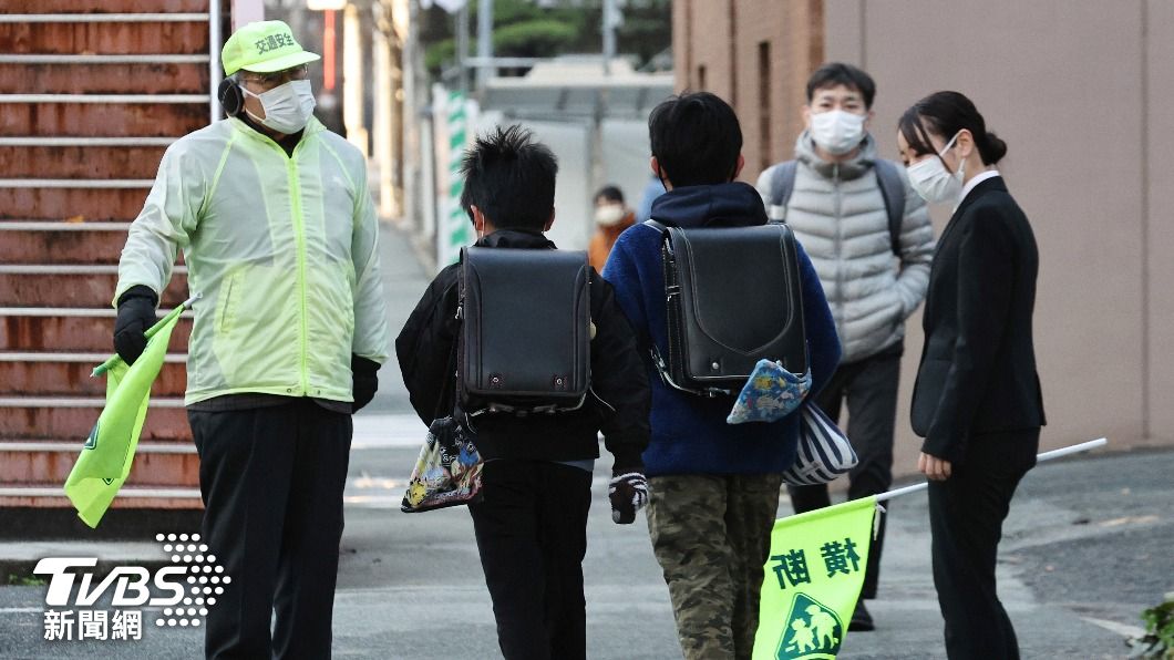 由於前一晚才發生駭人案件,附近學校趕緊派出人力負責維護學童們上學時的安全。(圖/達志影像美聯社)