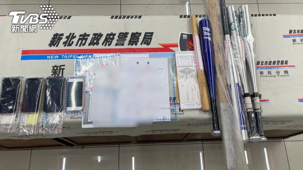 警方查扣犯案用的棍棒以及借據等證物。(圖/TVBS)