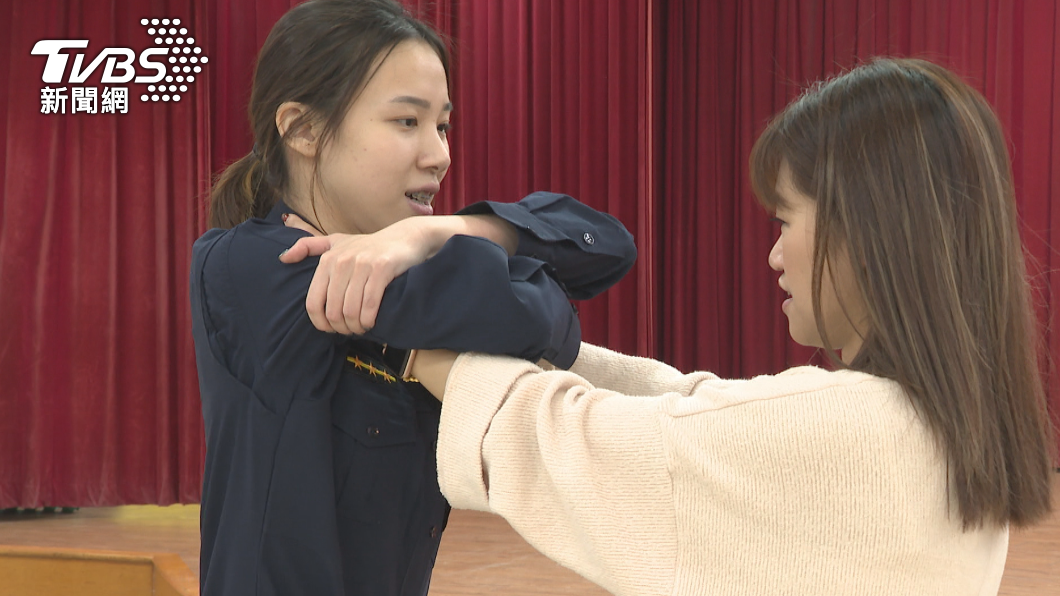 抱肘。(圖/TVBS)