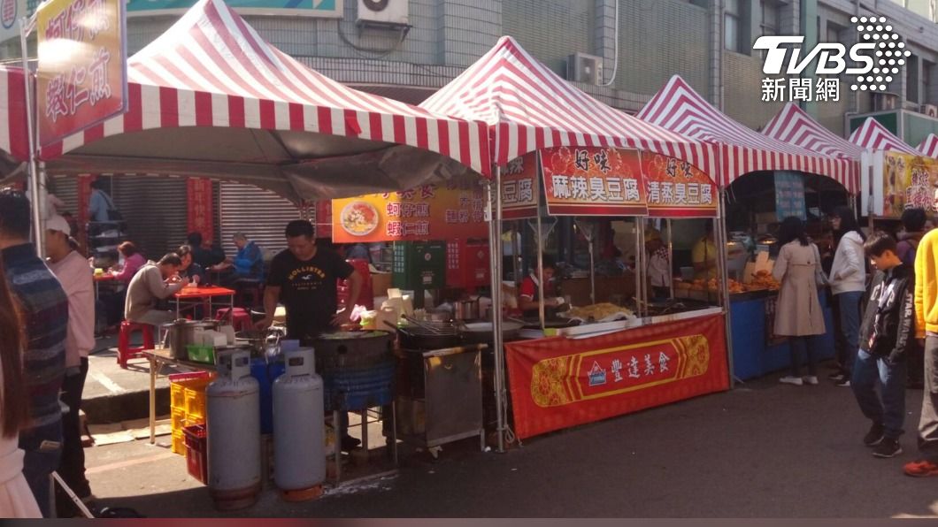 年貨大街 南北貨、小吃、糖果、春聯等 應有盡有(圖/新竹市政府提供