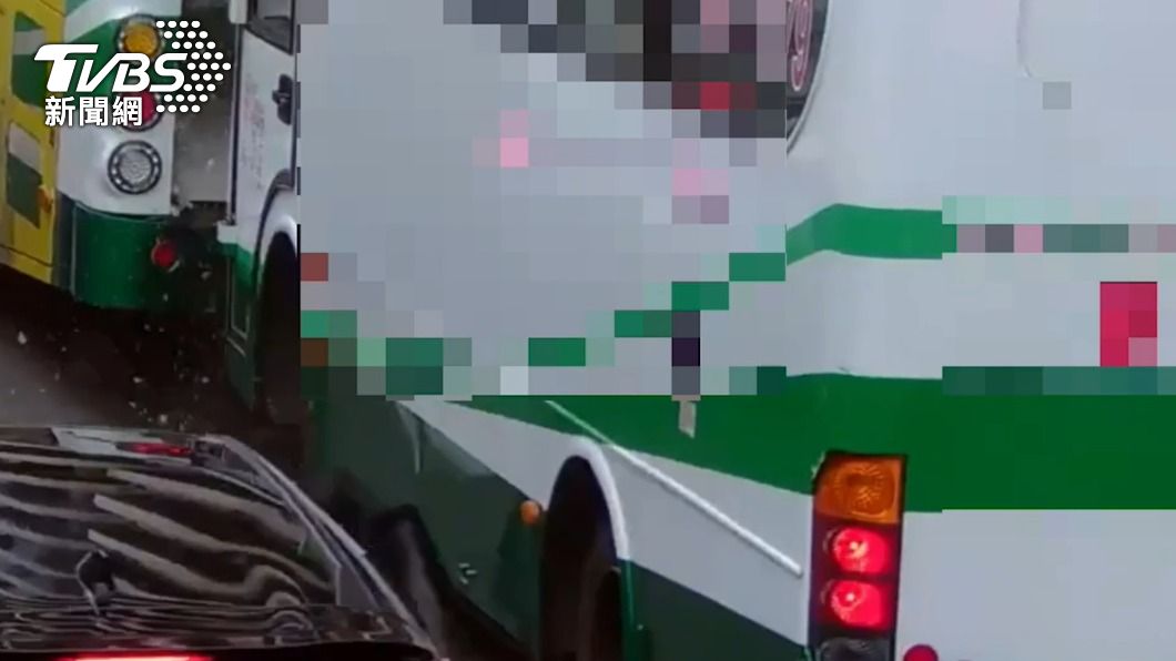 監視器拍下2車追撞瞬間，擋風玻璃破裂。（圖／TVBS）