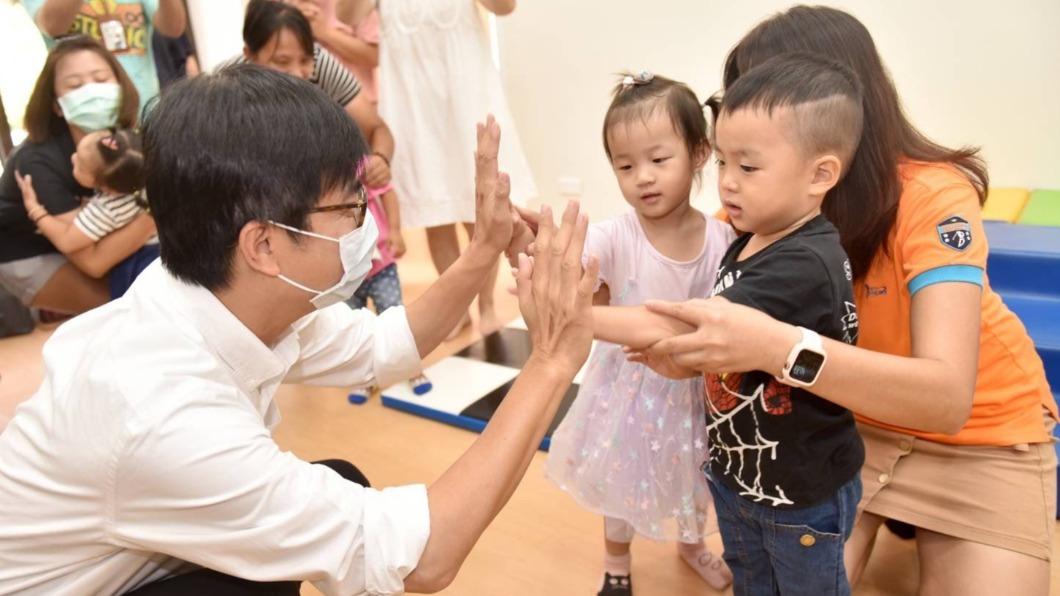高雄市為讓家長安心過年,提前於今、明兩天發放育兒津貼、托育補助。(圖/翻攝自高雄市政府官網)