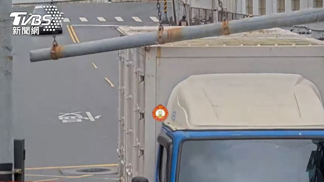 貨車駕駛疑路況不熟，駛入地下道前碰撞到限高欄也未察覺。（圖／TVBS）