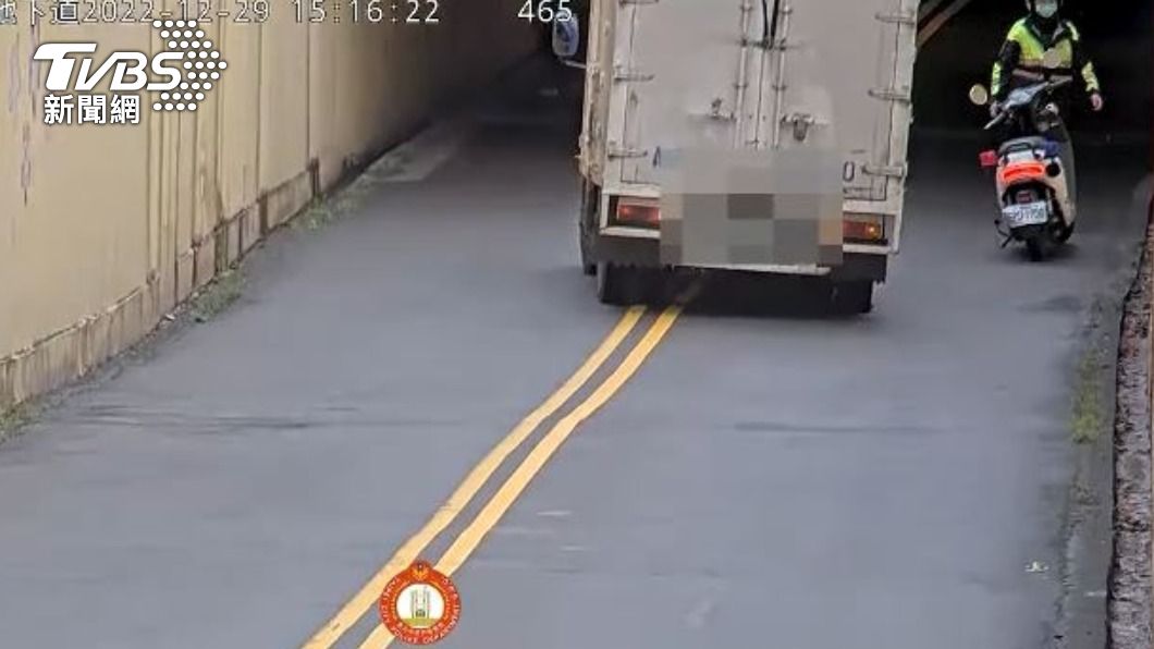 警方協助貨車輪胎洩壓降低高度，駕駛才順利駛離。（圖／TVBS）