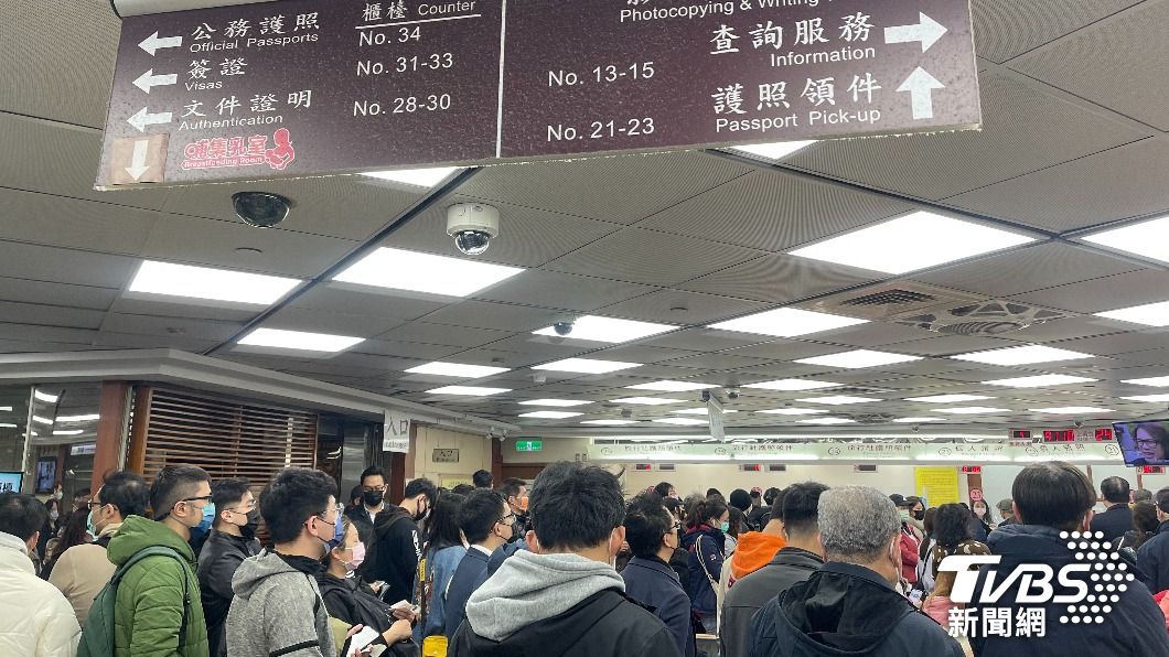 直擊/辦護照人潮擠爆!春節連假要出國 領務局曝最後申請日