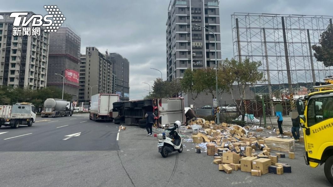 收件再等等！貨櫃車違規迴轉翻車　貨物掉滿地