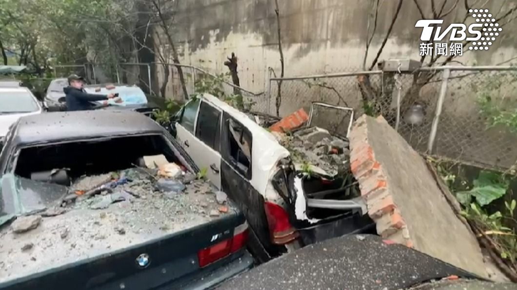 基隆拖吊場高牆倒塌！巨石從天降砸爛4車　驚悚畫面曝光