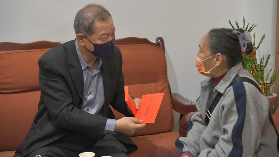 新北市警察局長廖訓誠慰訪遺族並致贈慰問金 。（圖／新北市警察局提供）