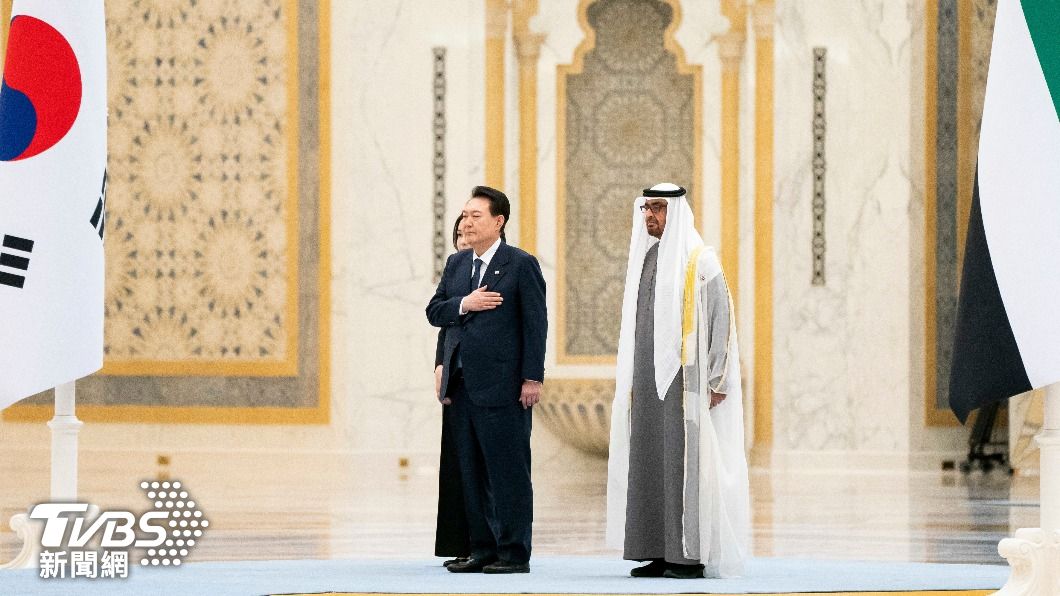 南韓總統尹錫悅(左)、阿拉伯聯合大公國總統阿勒納哈揚(右)。(圖/達志影像路透社)