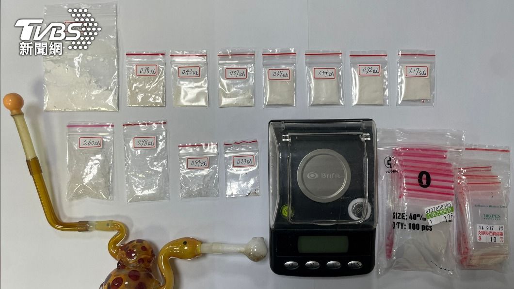 警方在嫌犯家起出毒品以及吸食器