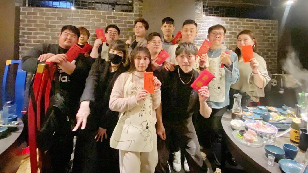 郭唐佑豪發6位數獎金犒賞員工。(圖/有魚娛樂提供)