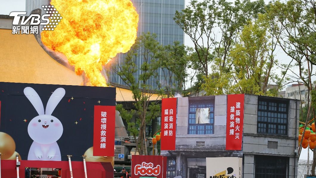 消防局模擬燈會失火情節。(圖/TVBS)