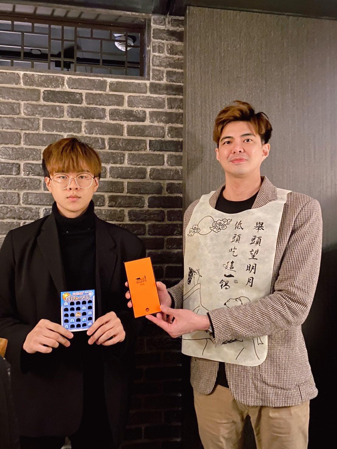 郭唐佑用心準備賓果遊戲,左為店內超人氣小宏師傅。(圖/有魚娛樂提供)
