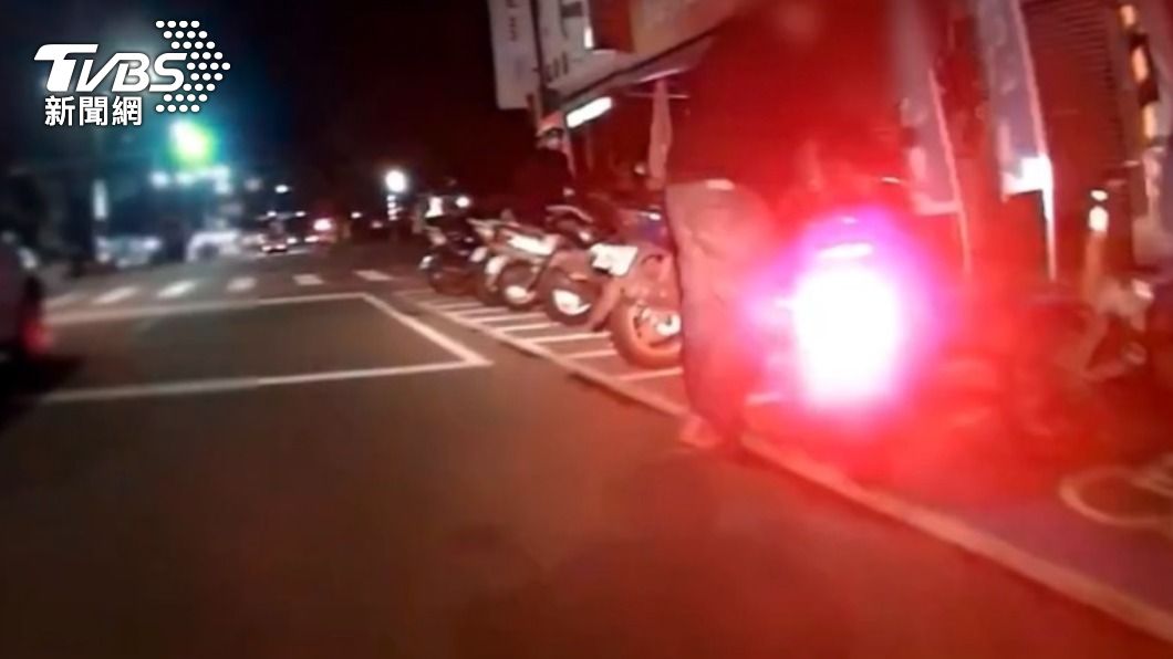 嫌犯發現車主鑰匙沒拔騎了就偷走。(圖/TVBS)