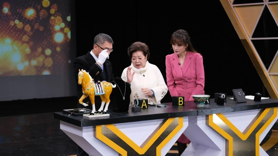 陳淑芳帶寶物上節目鑑定。（圖／JET提供）