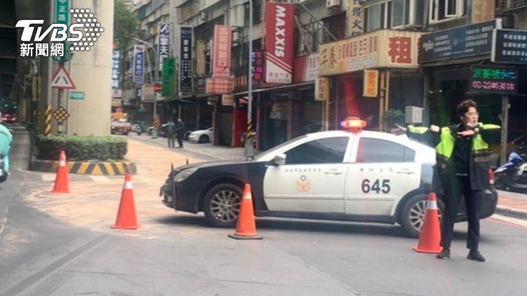 汽車油管破邊開邊漏！警急拉封鎖道路　清潔隊灑木屑吸油