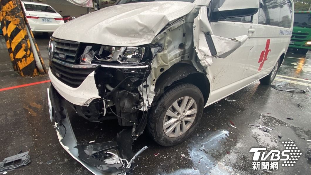 救護車與車擦撞 開刀民眾急送醫 警民合力推車