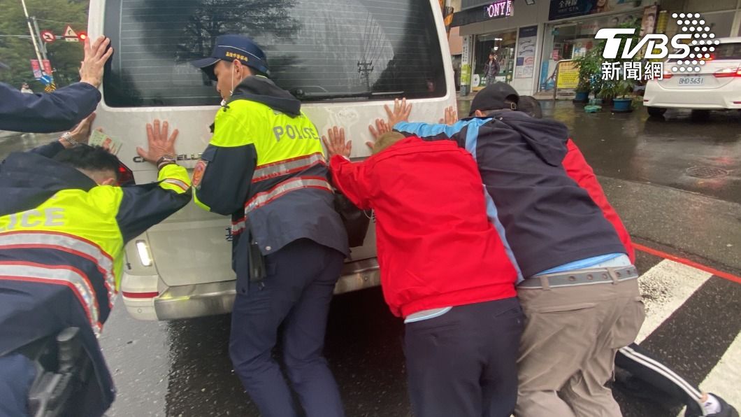救護車在發生車禍後引擎發動不了，現場員警及民眾合力將車子推到路旁（圖／ＴＶＢＳ）