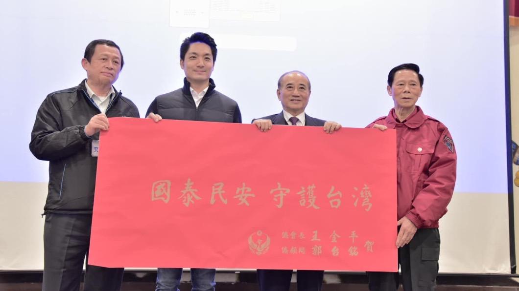 王金平、蔣萬安同框慰問義消 發郭董「國泰民安」紅包