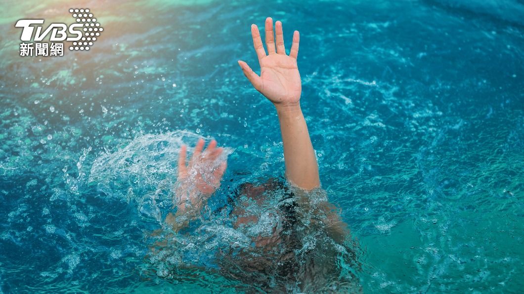 原PO遭排水孔的吸力整個人下沉。(示意圖,與本案無關/shutterstock達志影像)
