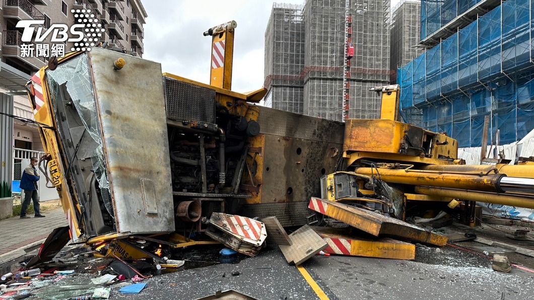 命大! 桃園吊車「斷腳」翻覆 駕駛手指骨折送醫