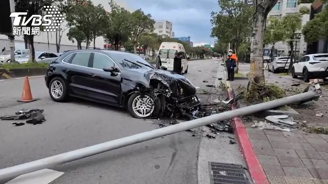 小轎車迴轉擦撞!害保時捷失控撞斷電線桿 駕駛輕傷送醫