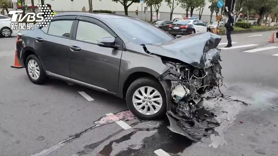 小轎車迴轉釀擦撞,車頭嚴重毀損。