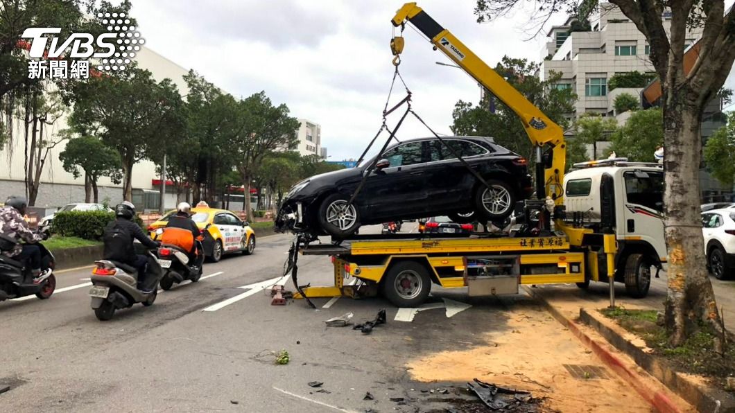 拖吊車到場協助 。(圖/TVBS)