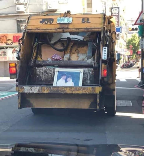 網友分享之前看見垃圾車回收婚紗照。(圖/翻攝自臉書 《路上觀察學院》)
