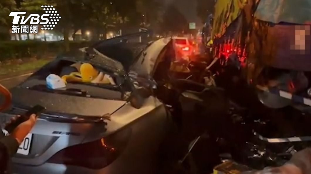 賓士車整個開花。(圖/TVBS)