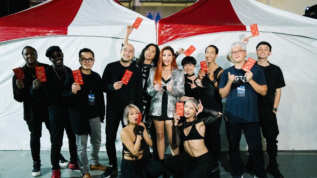 發錢啦!A-Lin尾牙嗨唱撒紅包 當神秘嘉賓突襲演出