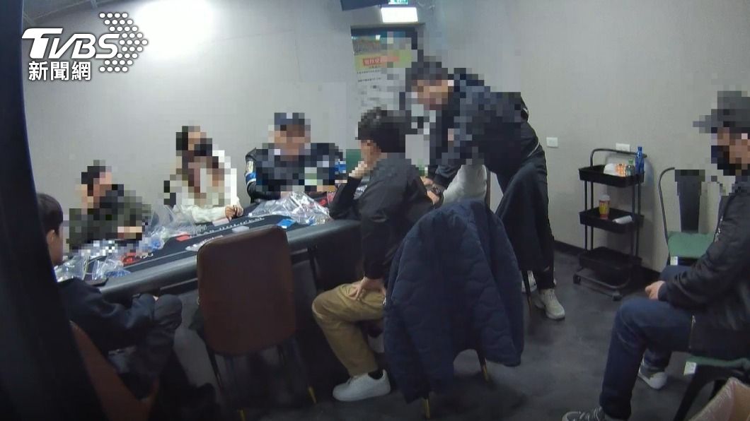 7名賭客猝不及防,全數遭逮 。(圖/TVBS)