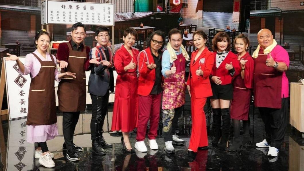眾人賣力地錄製過年節目,在棚內提前向觀眾拜年。(圖/信吉衛視提供)
