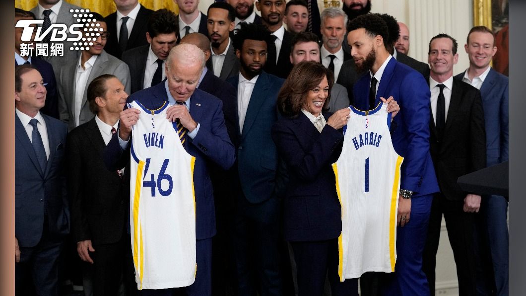 NBA/球衣換西裝!勇士造訪白宮 拜登讚柯瑞「最偉大的球員之一」