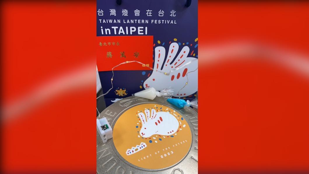 台北市議員林延鳳收到一份台北市長蔣萬安署名的禮盒，內附小卡印有蔣萬安全家福。（圖／林延鳳臉書）