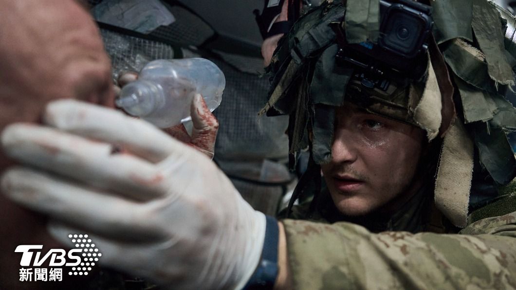 烏東盧丹斯克前線,烏軍醫護兵正在替同袍簡單治療。(圖/達志影像美聯社)