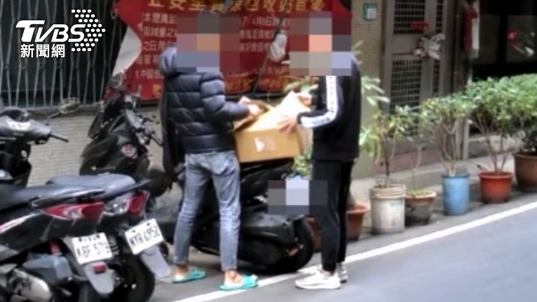 2名男子當街將毒品放在機車內。（圖／TVBS）