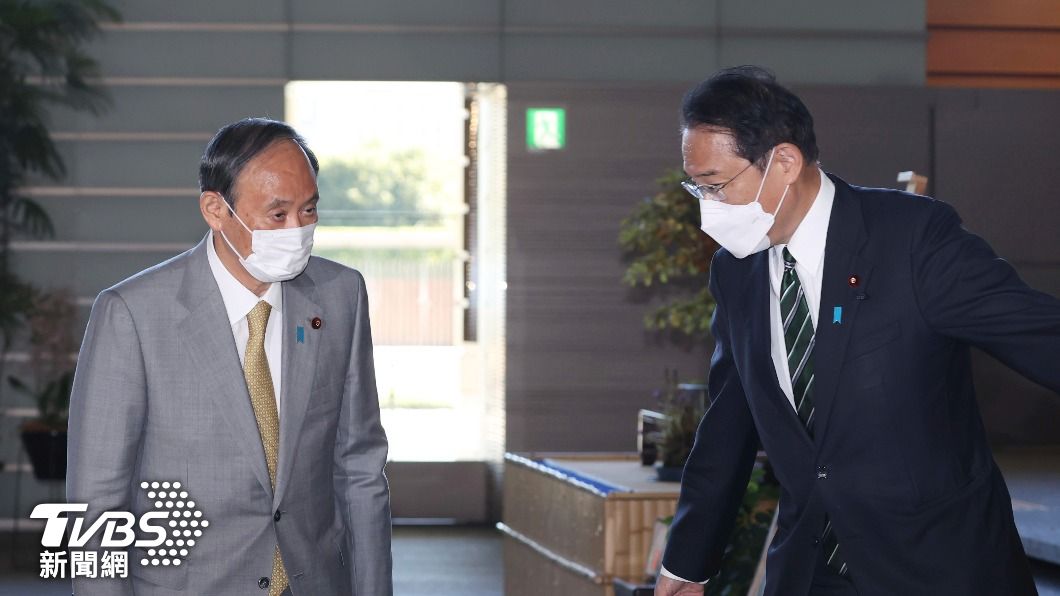 日本前任首相菅義偉（左）與現任首相岸田文雄（右）。（圖／達志影像美聯社）