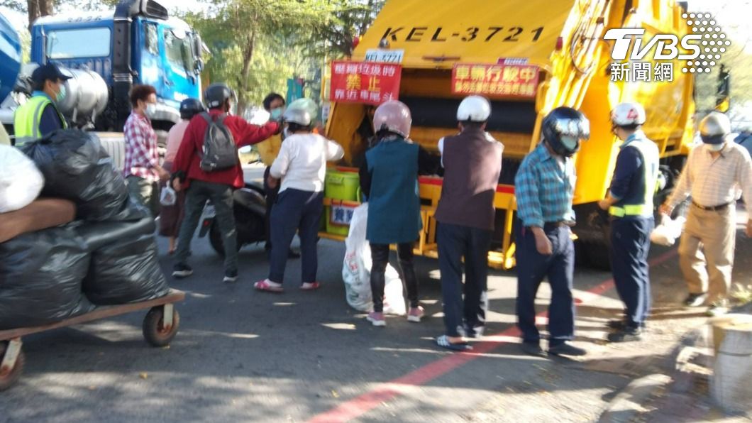清理垃圾得注意時間。(圖/高雄市環保局提供)