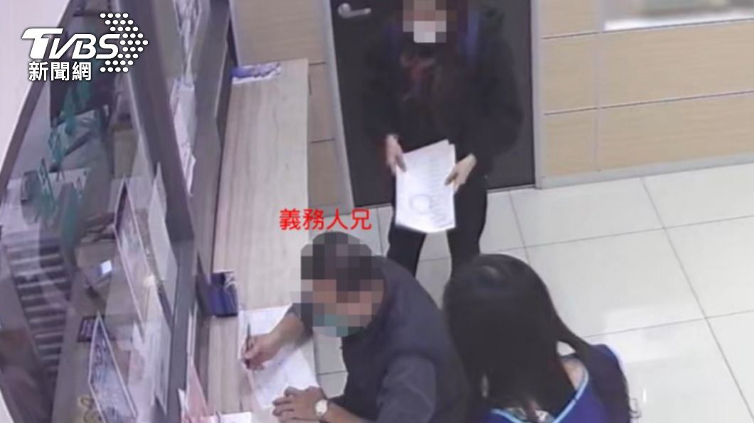 黃男的哥哥與女兒來分署繳錢。（圖／TVBS）