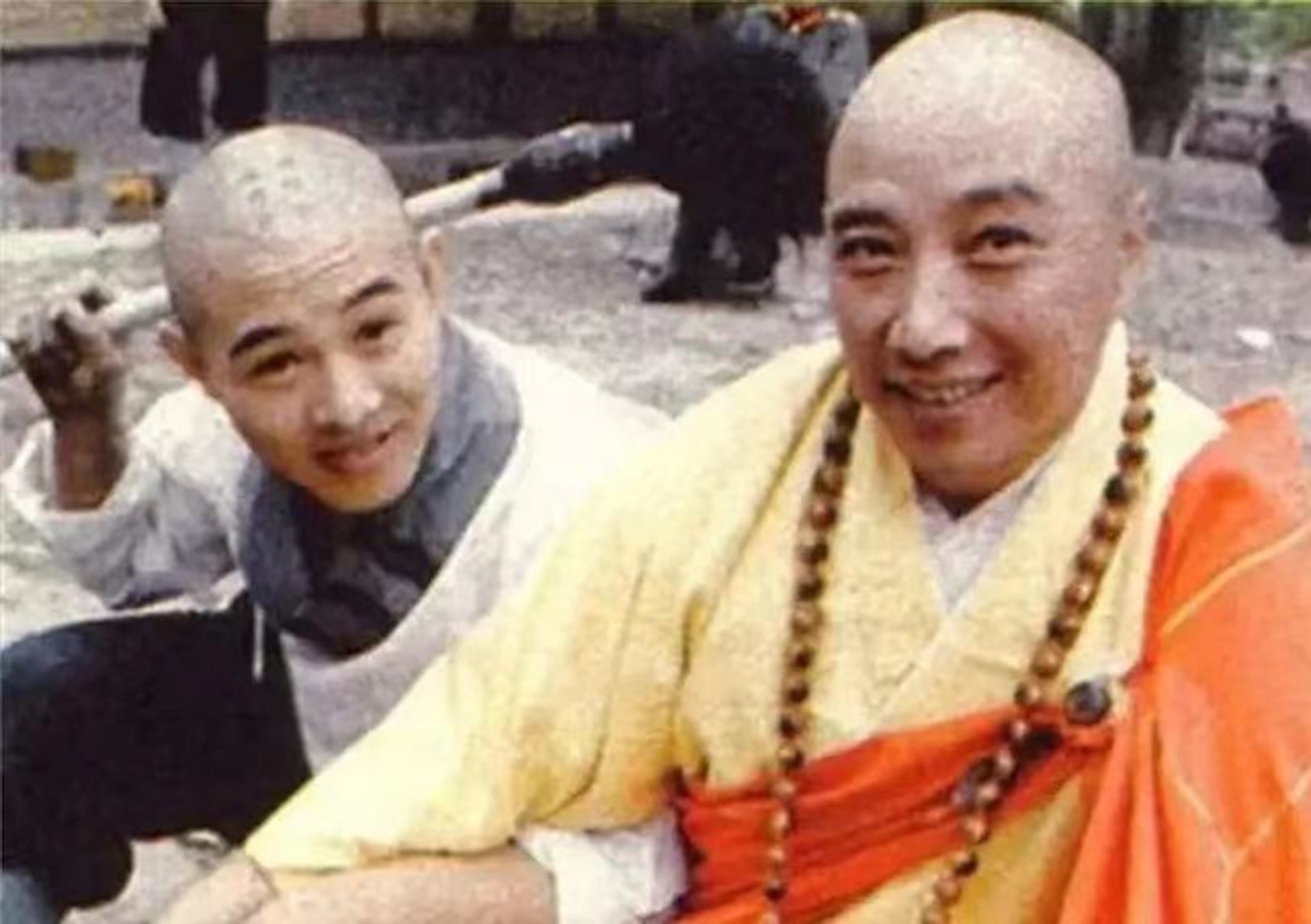 于海(右)曾飾演李連杰(左)的師父。(圖/翻攝自微博)