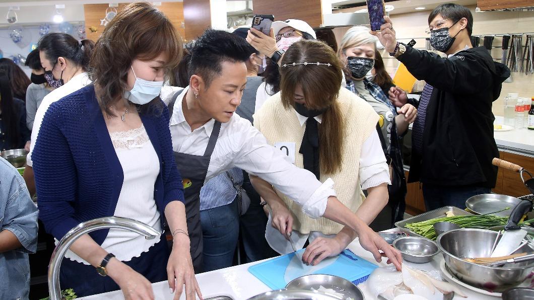 蔡一傑貼心指導歌迷如何料理。（圖／開麗娛樂提供）