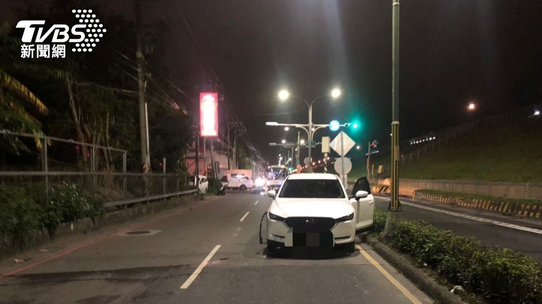 小轎車輾斃摔車的機車騎士。(圖/TVBS)