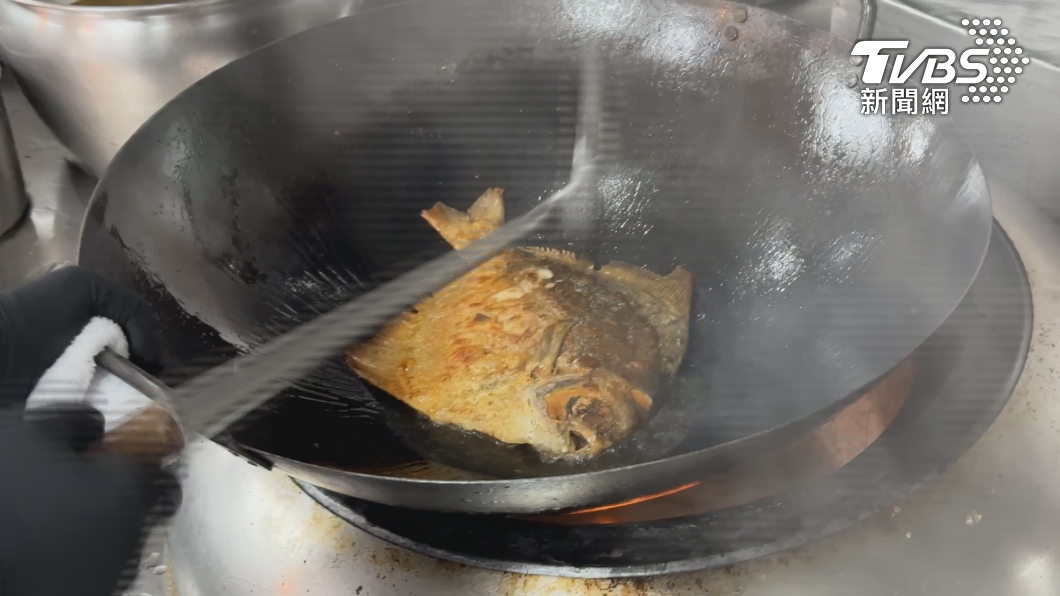 主廚提醒「把鯧魚煎透一點湯才會香」。。(圖/葉韋辰攝)