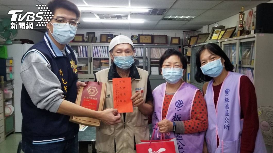 新北警與市政單位關懷獨居長者。（圖／新北市警局提供）