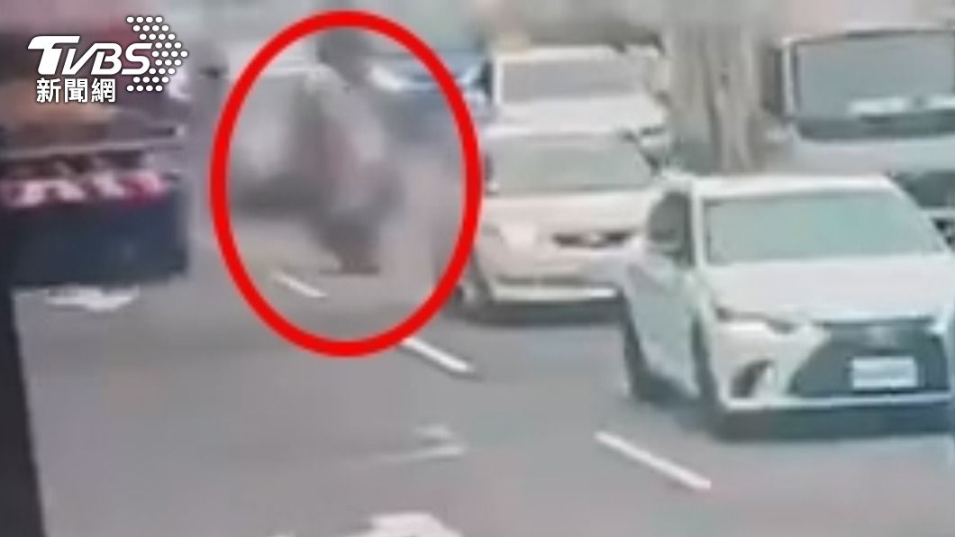 驚悚車禍影像曝！機車疑欲超車突摔　後座母遭輾斷二截
